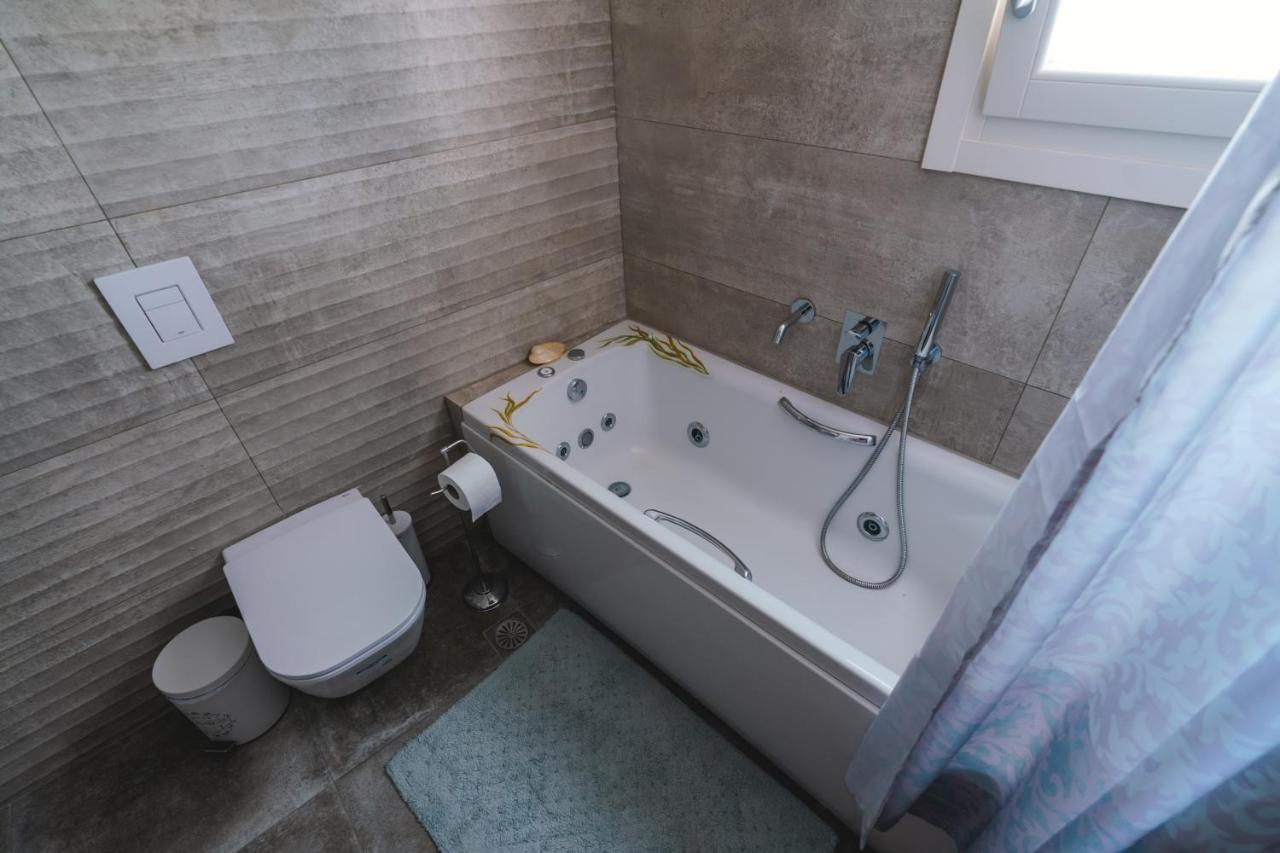 Lux House With Outdoor Jacuzzi And Sea View In Santorini Leilighet Emporio  Eksteriør bilde